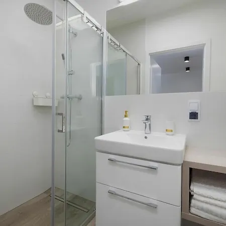 公寓 Apartment, Rewal 里沃