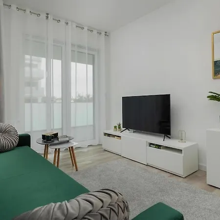 公寓 Apartment, Rewal