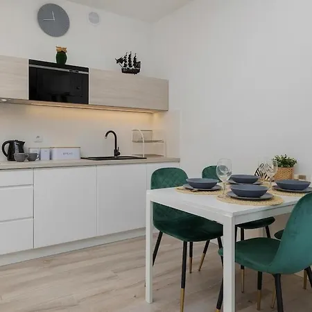 公寓 Apartment, Rewal