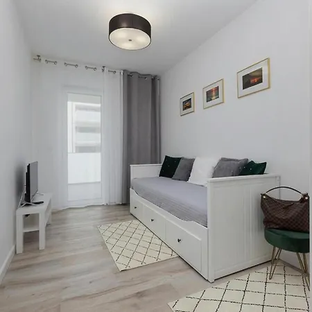 Apartment, Rewal 公寓 *